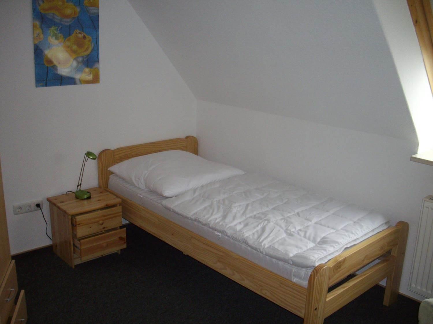 Schlafzimmer mit Einzelbett Ferienwohnung Hof Weide