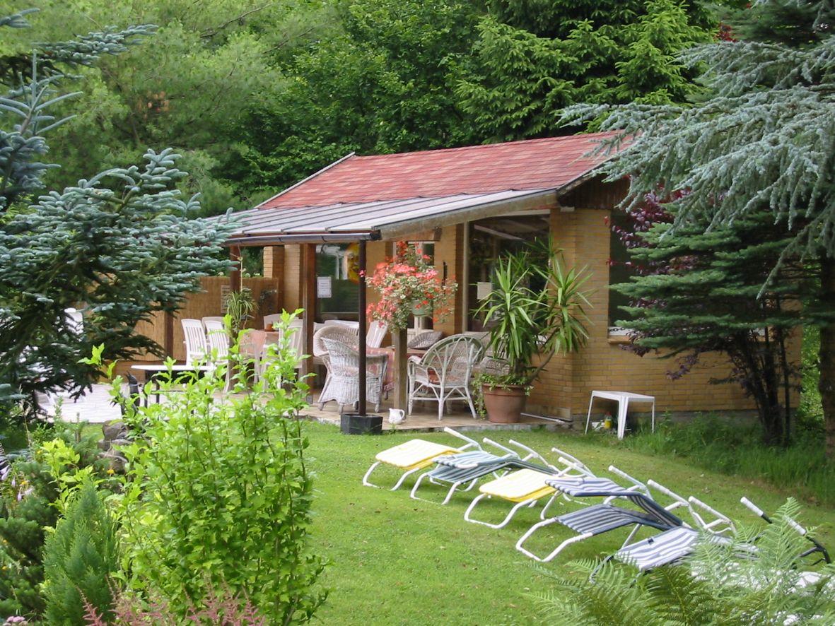 Scharnebecks Mühle Gartenhaus mit Liegestühlen 