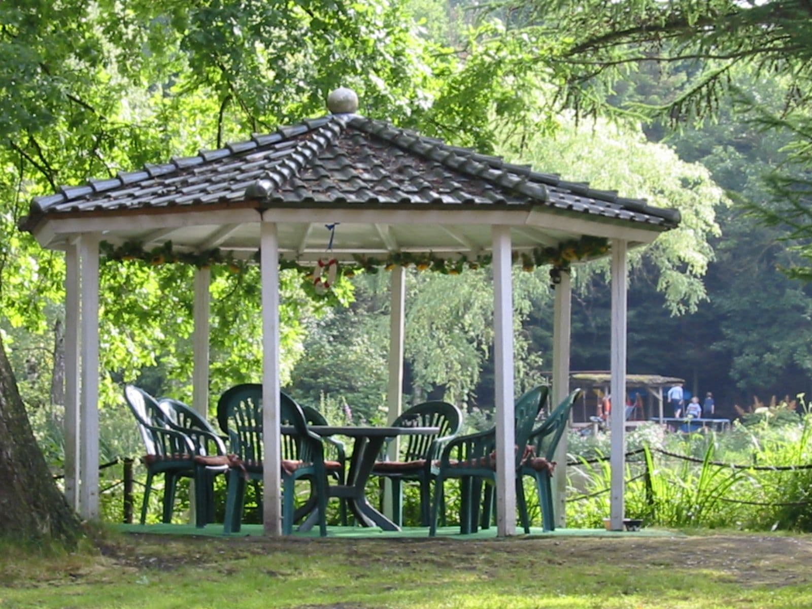 Pavillon am Teich der Scharnebecks Mühle in Hermannsburg