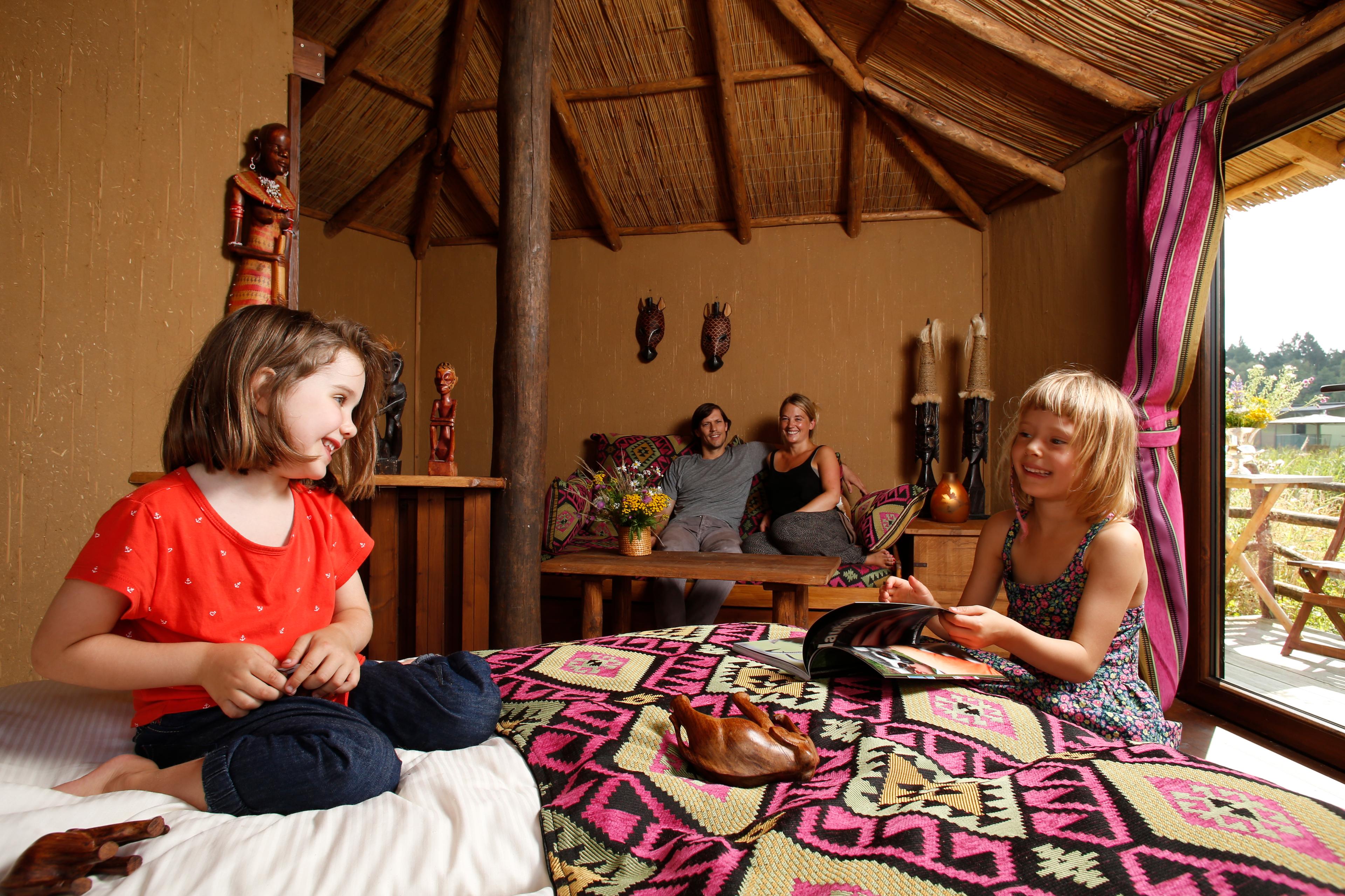 Wohn- und Schlafraum Masai Mara Hotel Lodges im Serengeti-Park