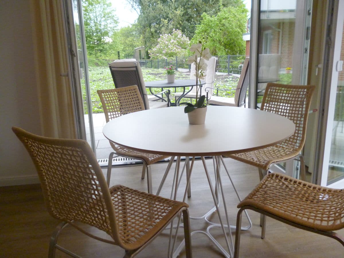 Wohnzimmer mit Gartenblick in der Ferienwohnung Hamburg Rosengarten