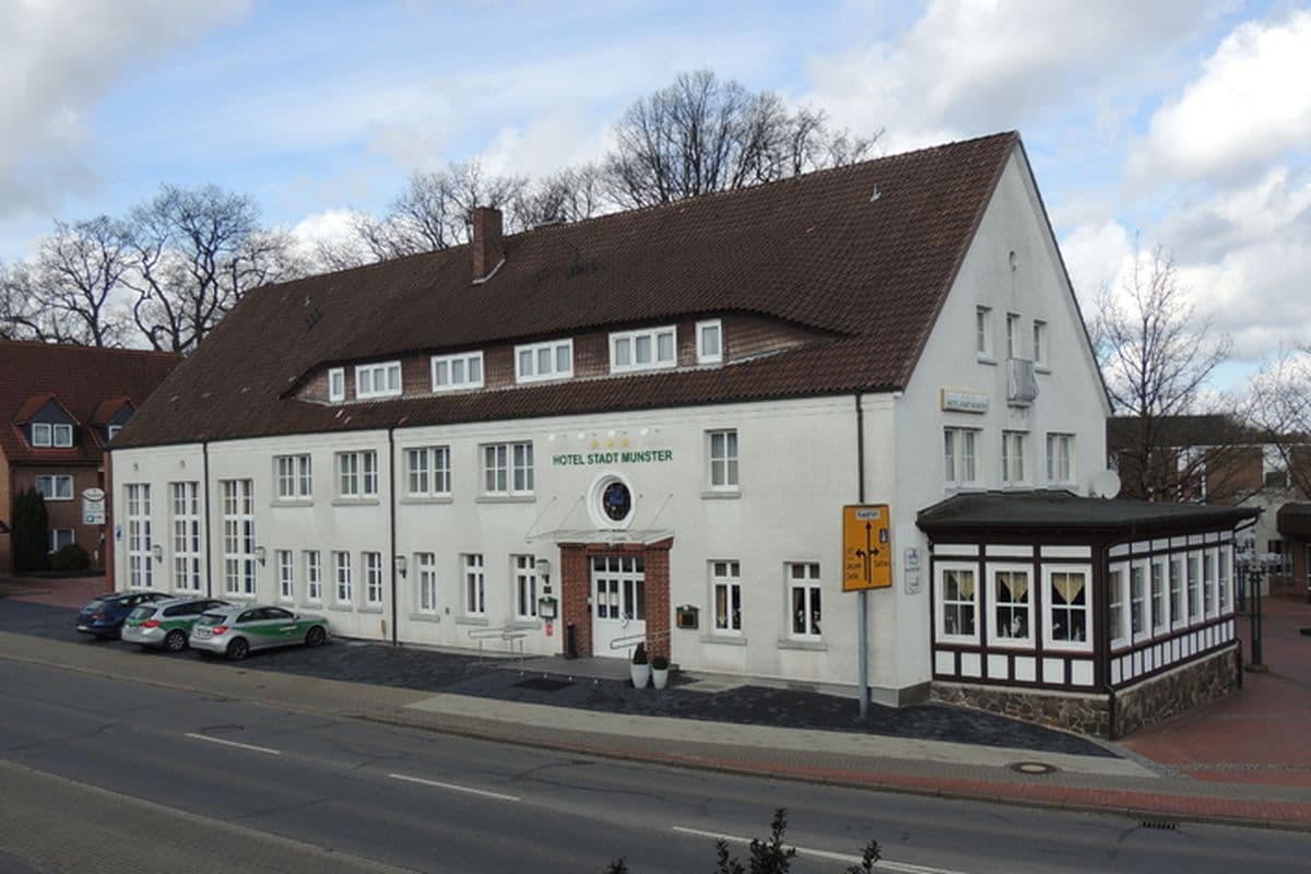 Außenansicht des Hotels Stadt Munster in Munster