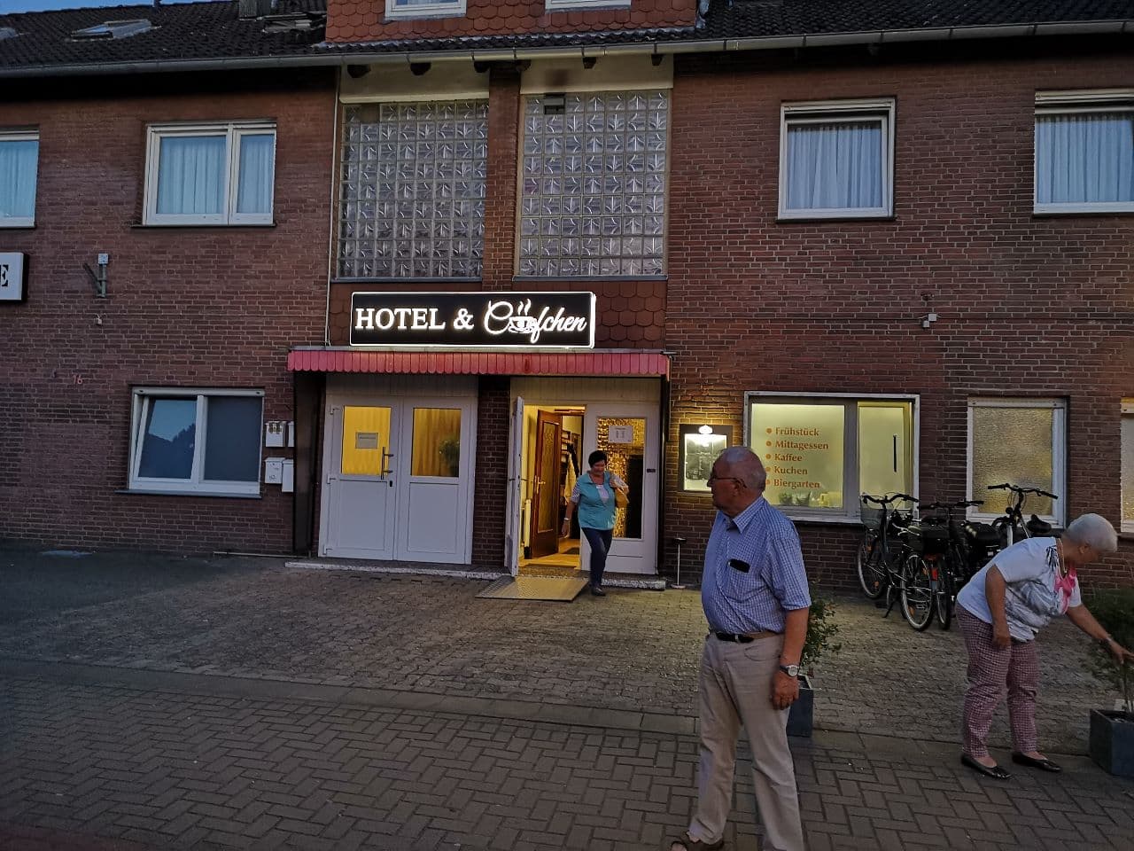 Hotel & Cäfchen bei Nacht