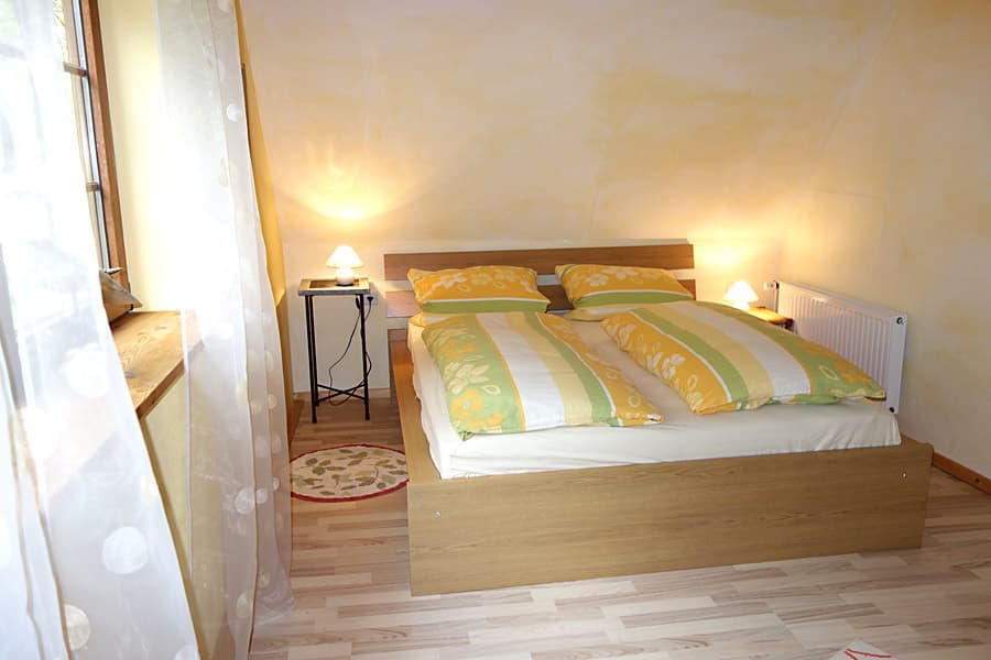 Schlafzimmer im Obergeschoss der Kleinen Farm und Co in Tostedt