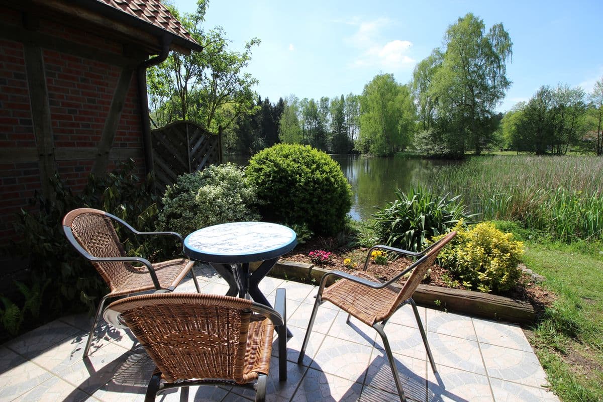 Sitzecke Terrasse kleine Ferienwohnung Scharnebecks Mühle: Ferienwohnungen