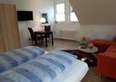 sehr geräumiges Doppelzimmer mit Aufbettungsmöglichkeit zum Dreibettzimmer in der Ferienwohnung Dreyer in Celle