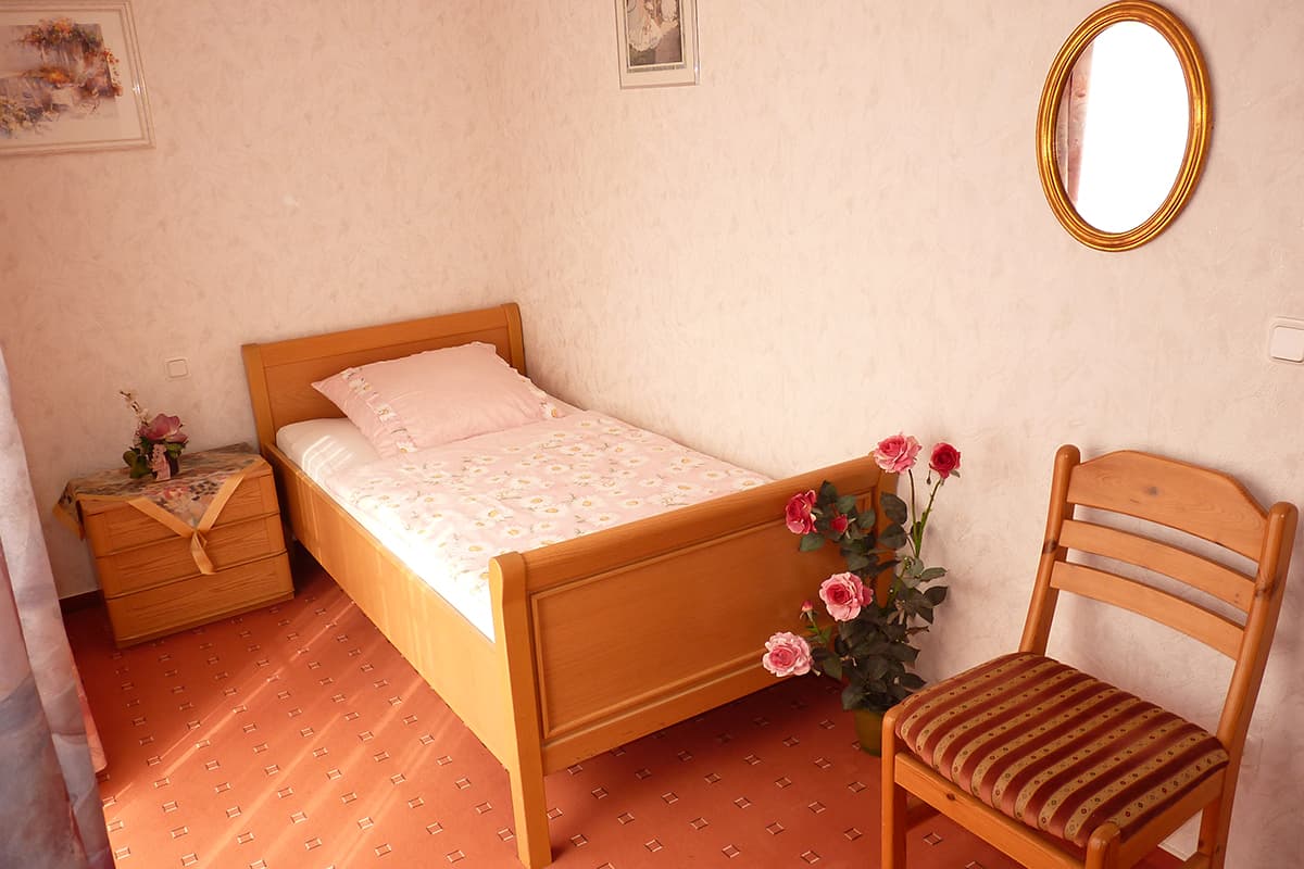 Schlafzimmer Whg 2 Ferienwohnungen Pension Lindhofer