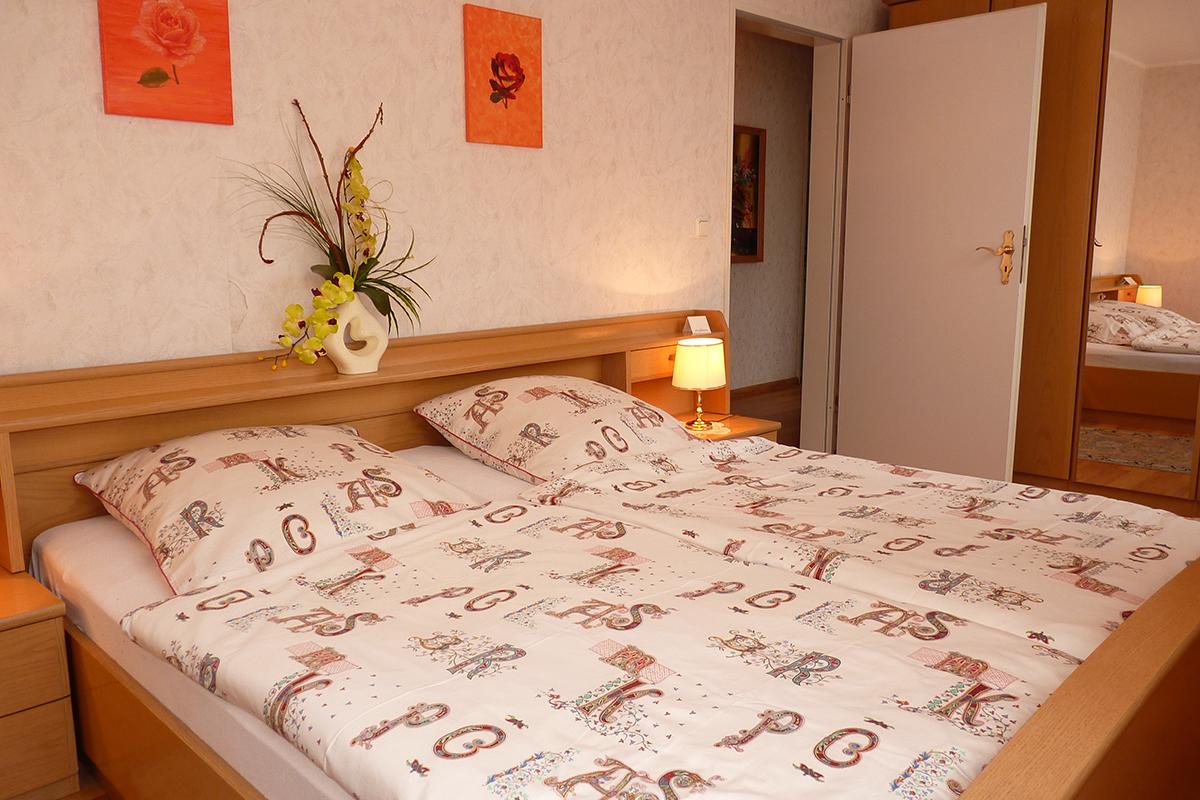 Schlafzimmer Whg 8 Ferienwohnungen Pension Lindhofer