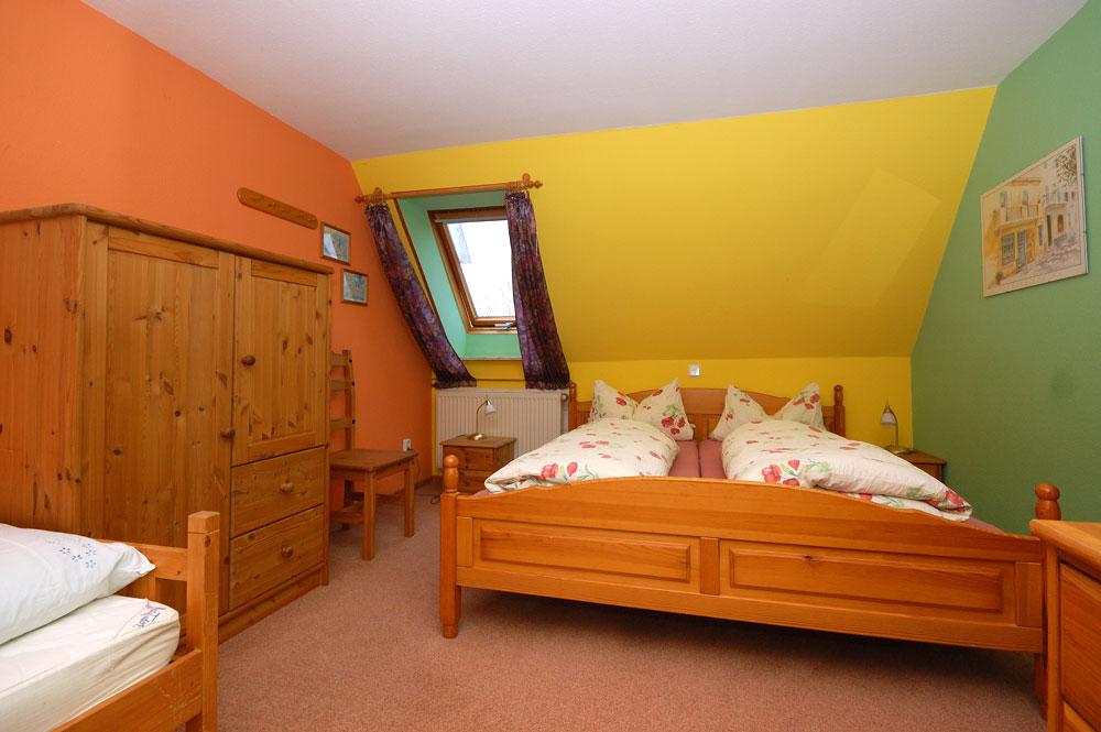 Schlafzimmer mit Doppelbett und Einzelbetten Hühnerwohnung Reit-und Ferienhof Meningen