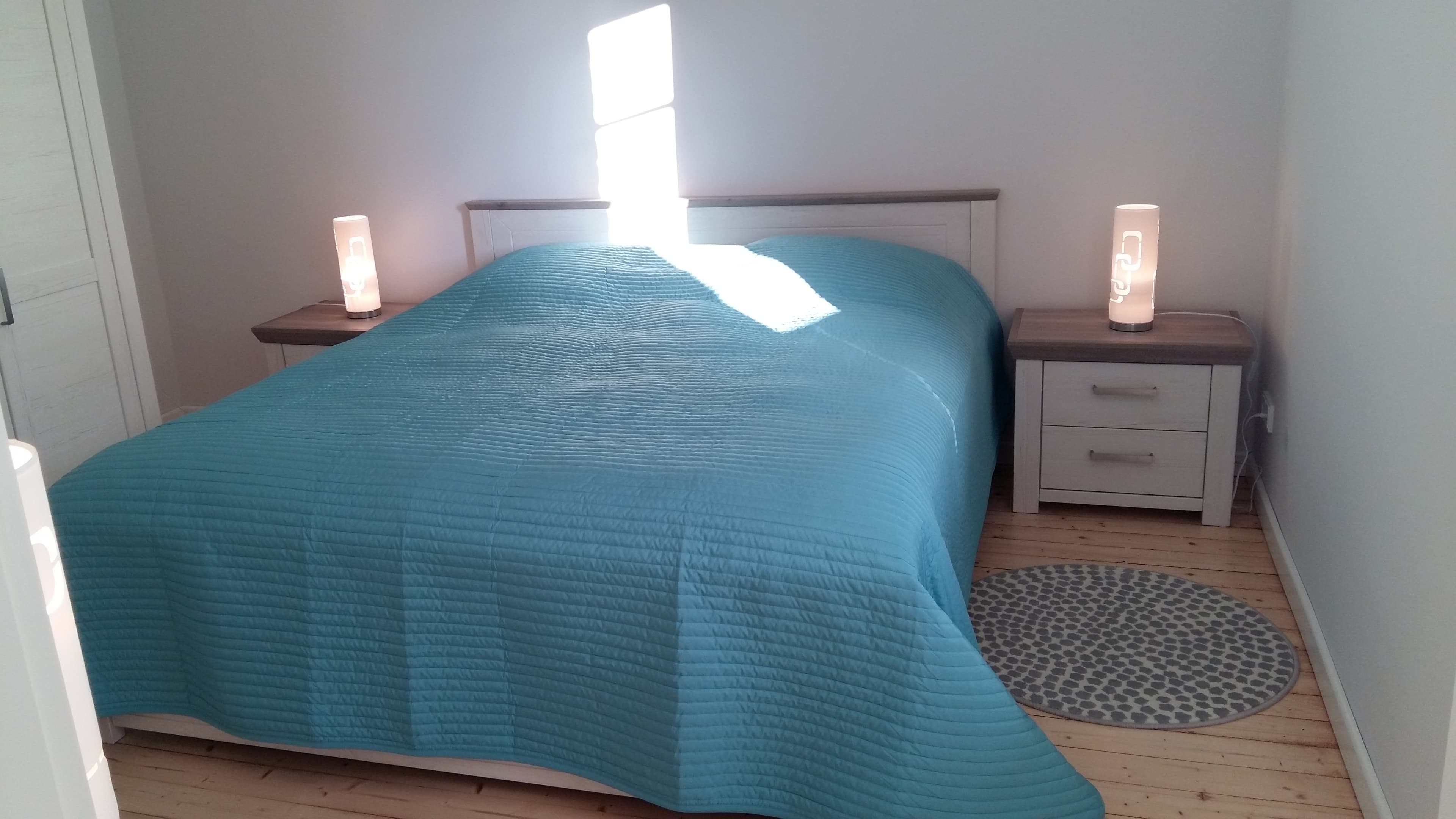 Schlafzimmer mit Doppelbett Ferienwohnung Heideweg