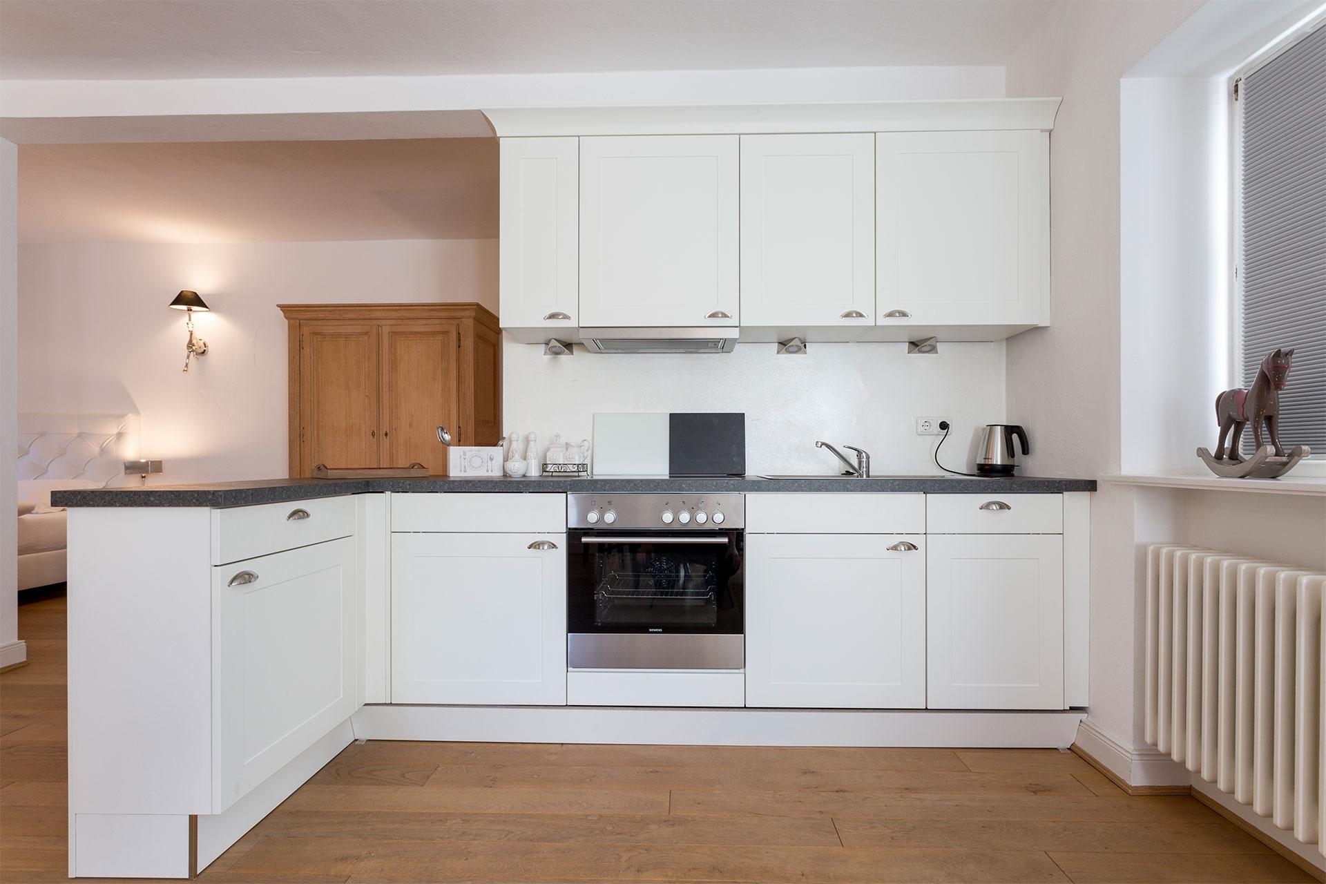 Jede Wohnung hat eine voll ausgestattete Küche mit Geschirrspüler, Kühlschrank, Rosenthal Porzellan uvm.