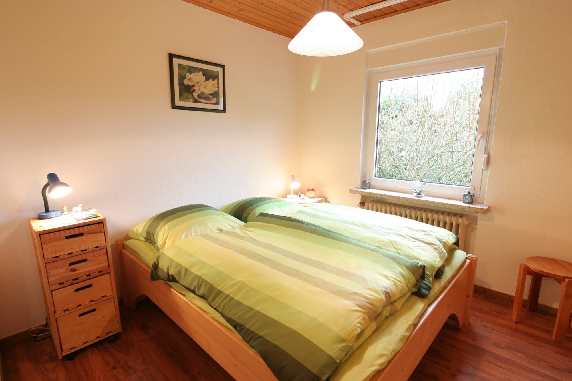 Schlafzimmer mit Doppelbett des Ferienhaus Schneverdingen