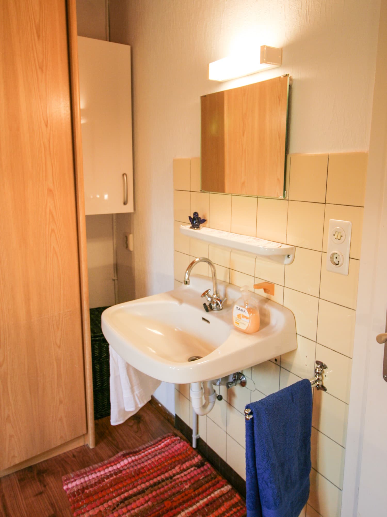 Schlafzimmer mit Waschbecken des Ferienhaus Schneverdingen