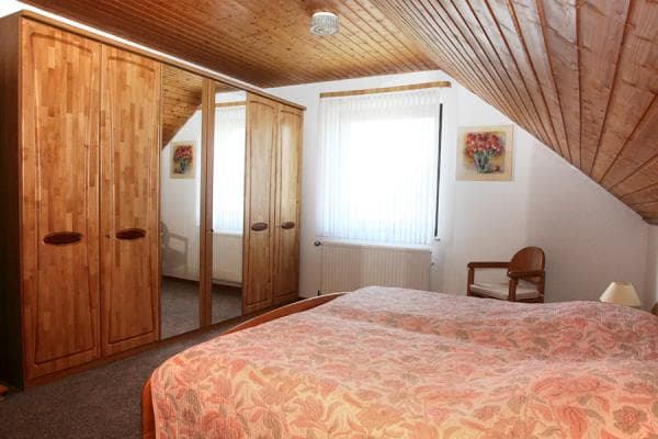Schlafzimmer in der Ferienwohnung Albrecht in Bergen