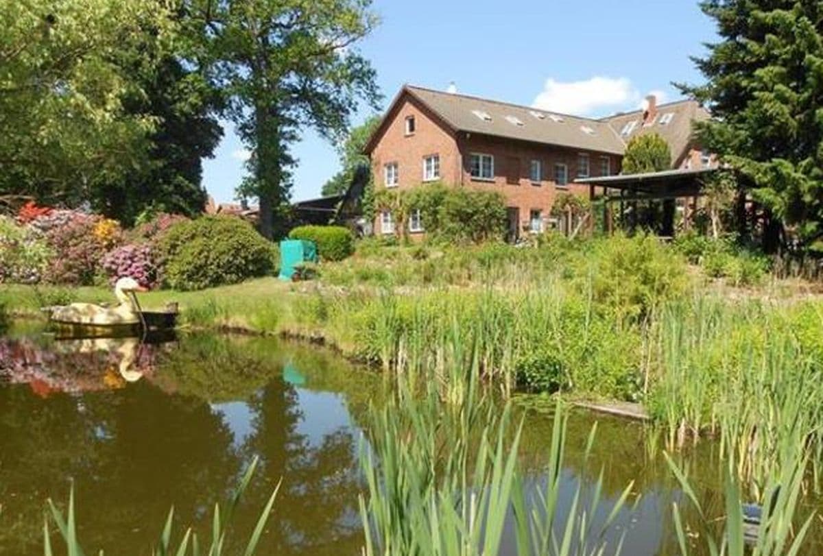 Garten mit Teich der Ferienwohnung Josef in Bispingen