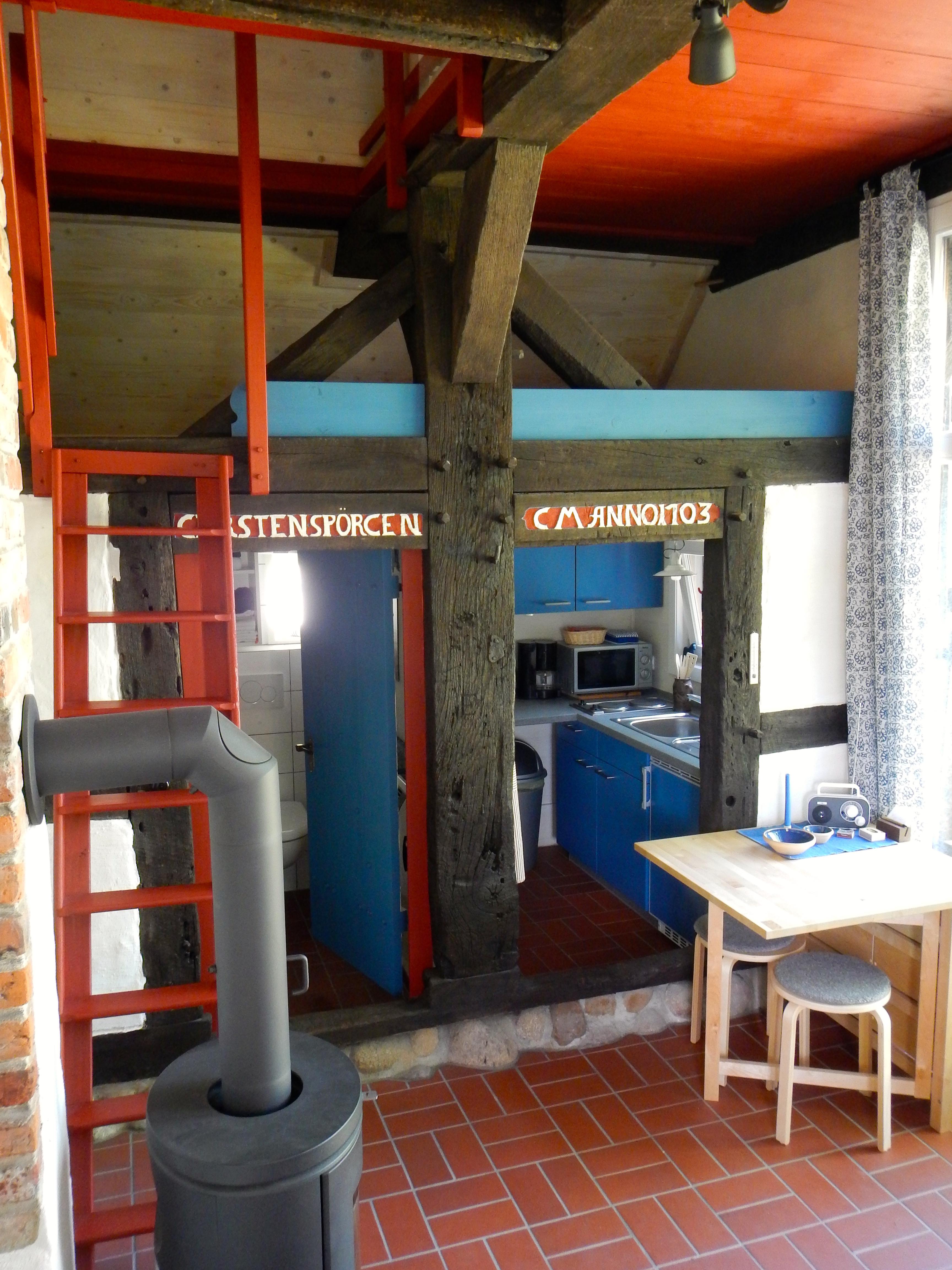 Blick vom Wohnbereich in Küche (rechts) und Bad (links)