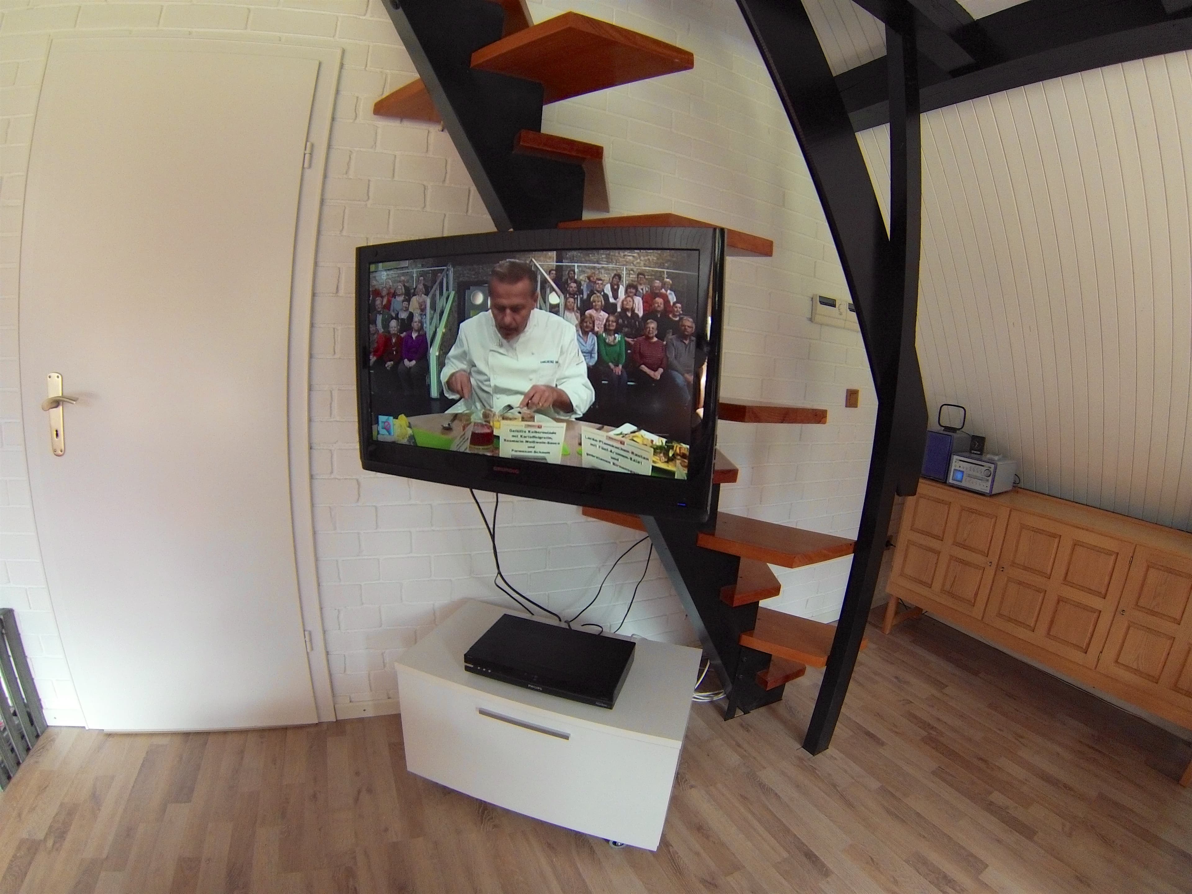 Fernseher und Raumspartreppe