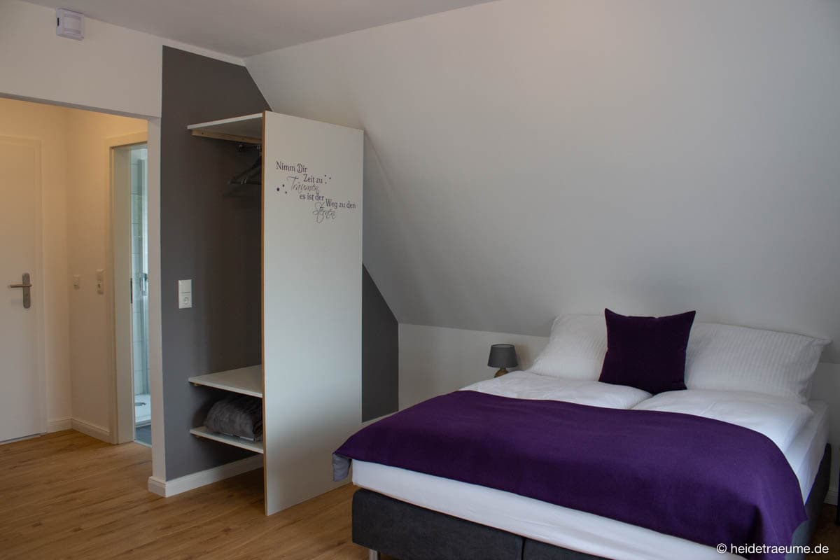 Schlafbereich Weltenbummler in den Heideträume Appartements in Undeloh