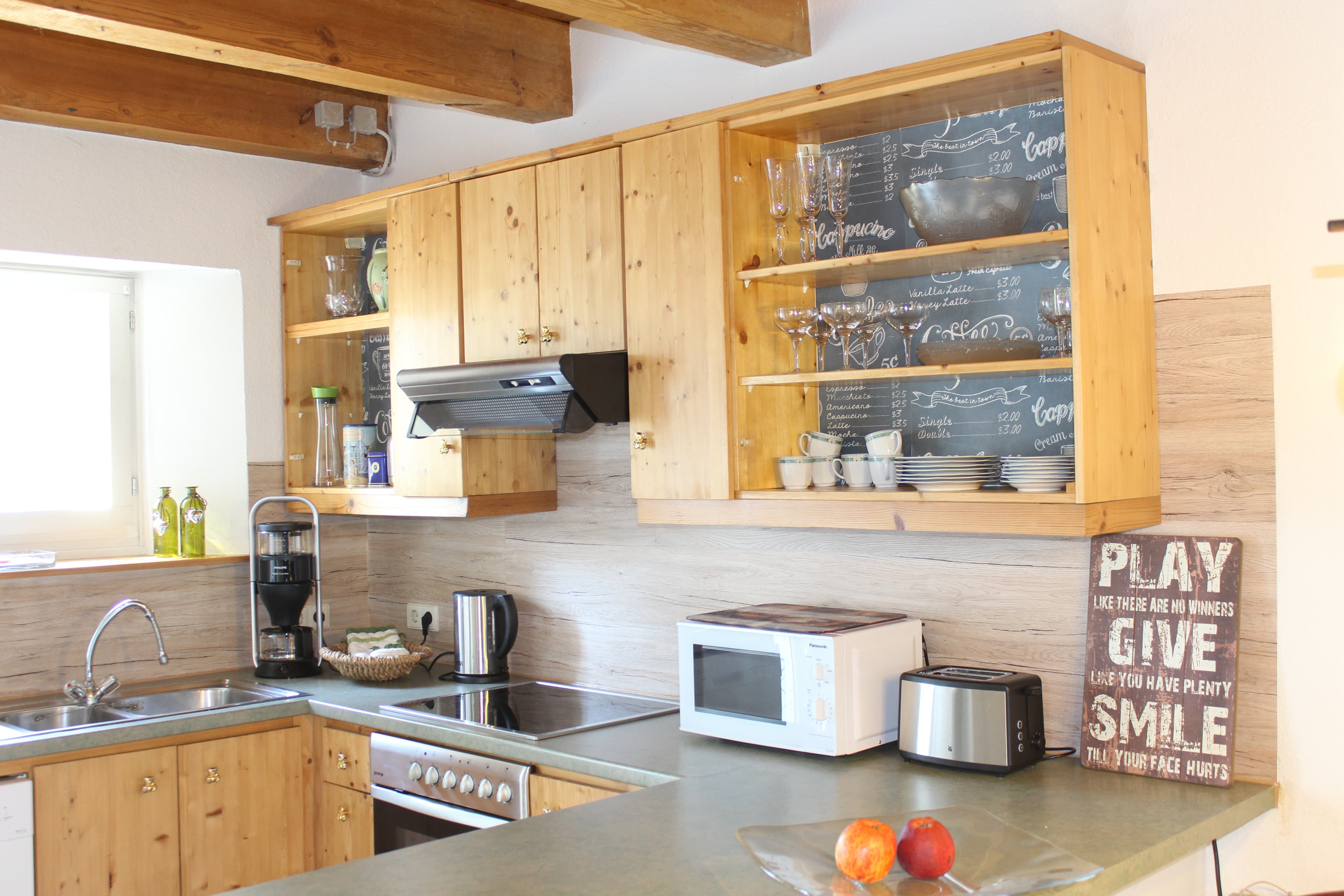 Küche mit Geschirrspüler Mikrowelle Kaffemaschine, Toaster, Wasserkocher