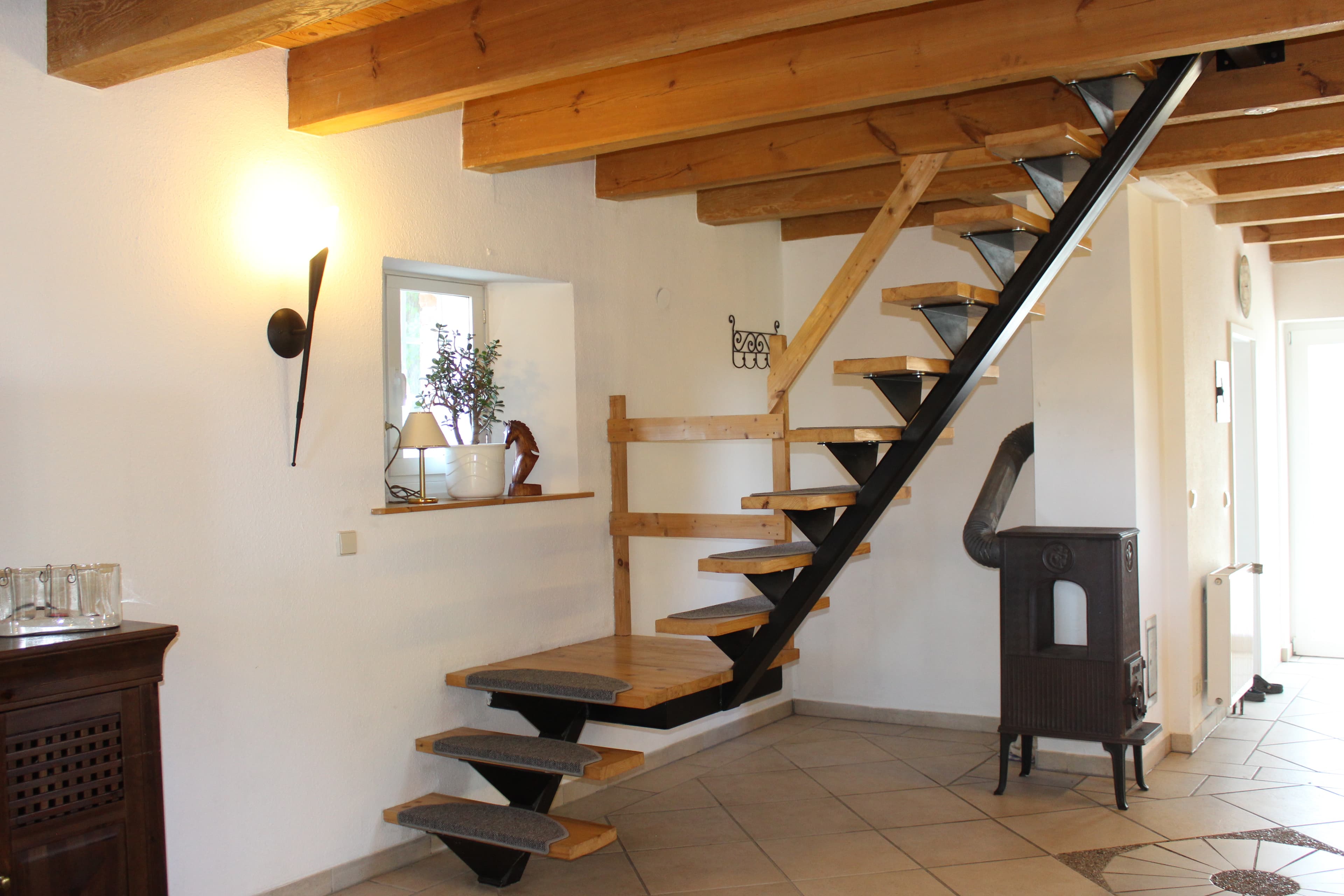 Ein Holzofen sorgt im Winter für Gemütlichkeit,
wenn man möchte.