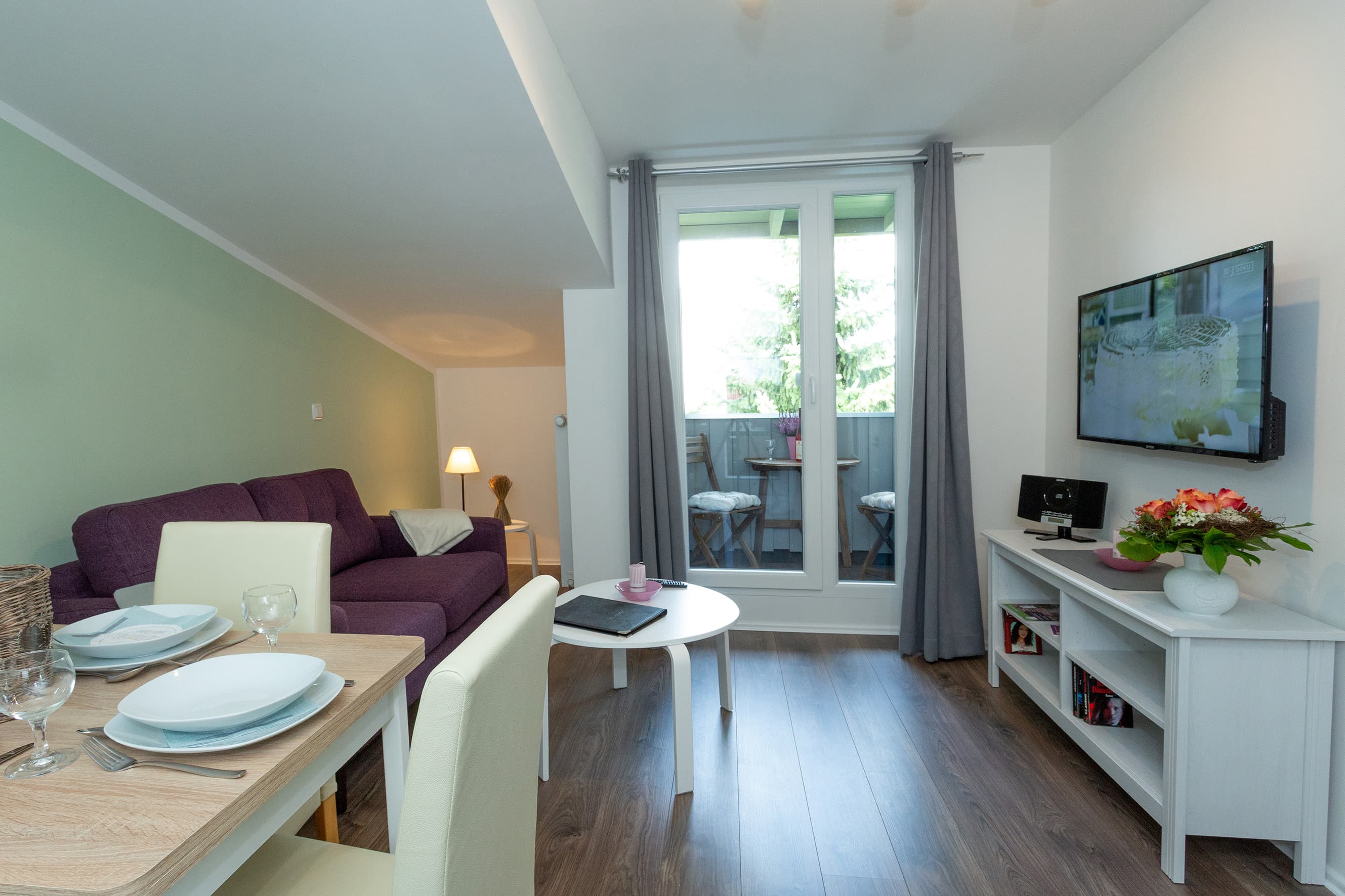 Wohn- und Esszimmer in der Ferienwohnung Zur Heideblüte in Toppenstedt
