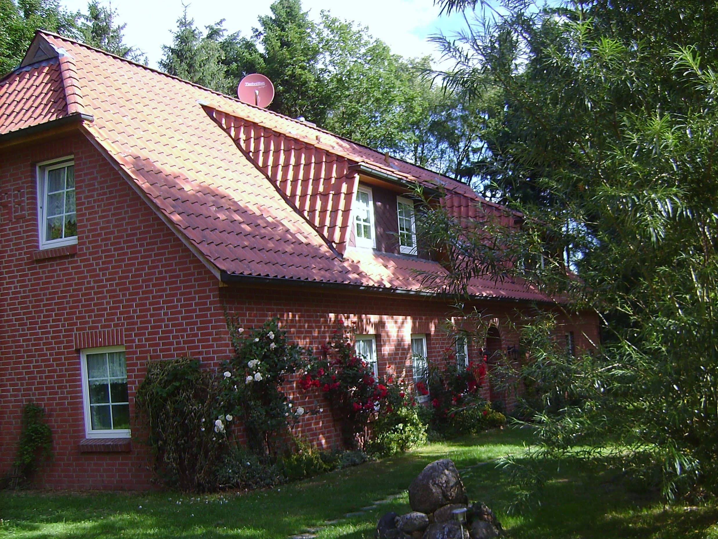 In unserem Gästehaus befinden sich 3 Ferienwohnungen. Fewo Linde befindet sich im Erdgeschoss mit einen separaten Ausgang nach aussen