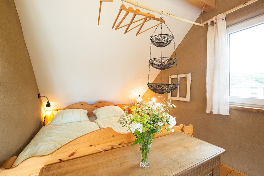 Schlafzimmer mit Doppelbett