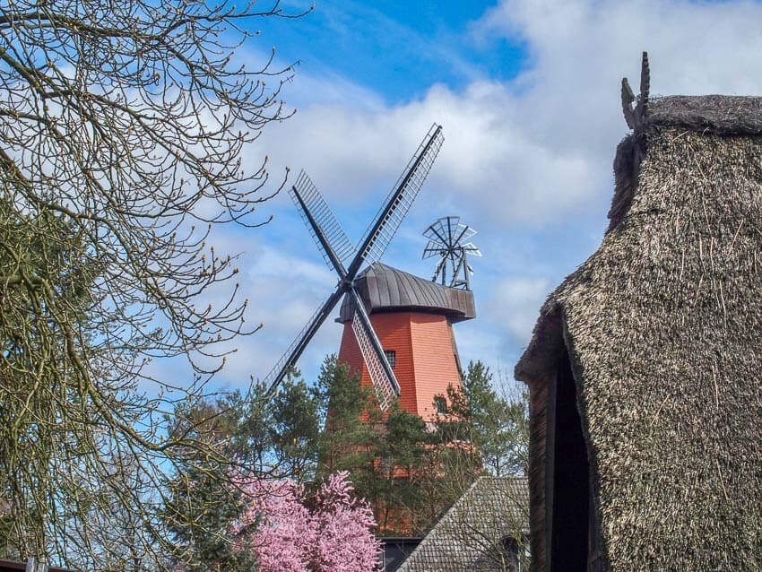 Die Alte Holländerwindmühle vorm Haus der Ferienwohnung Mühlenkate in Hittbergen