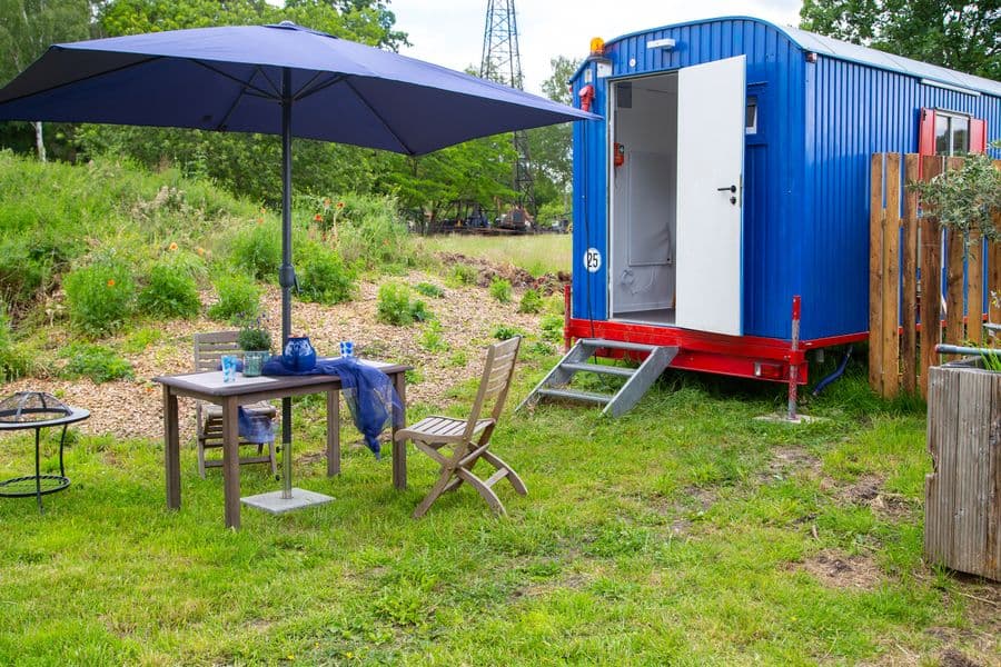 Sitzecke vorm blauen Bauwagen