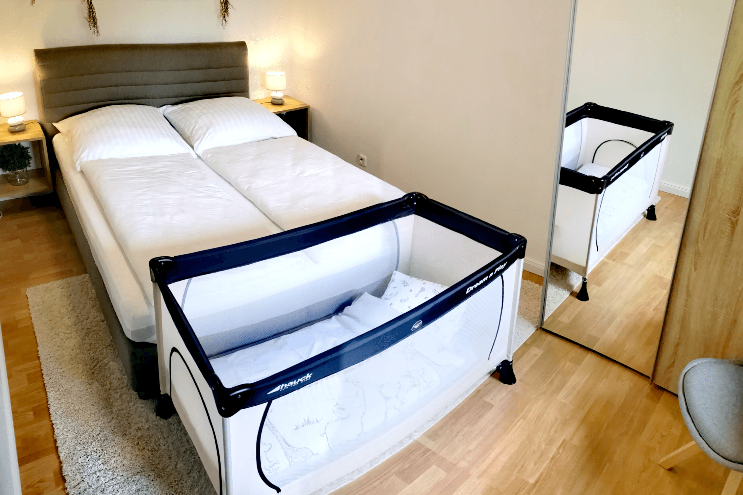 Schlafzimmer mit Babybett in dem Ferienapartment Weber in Müden (Örtze)