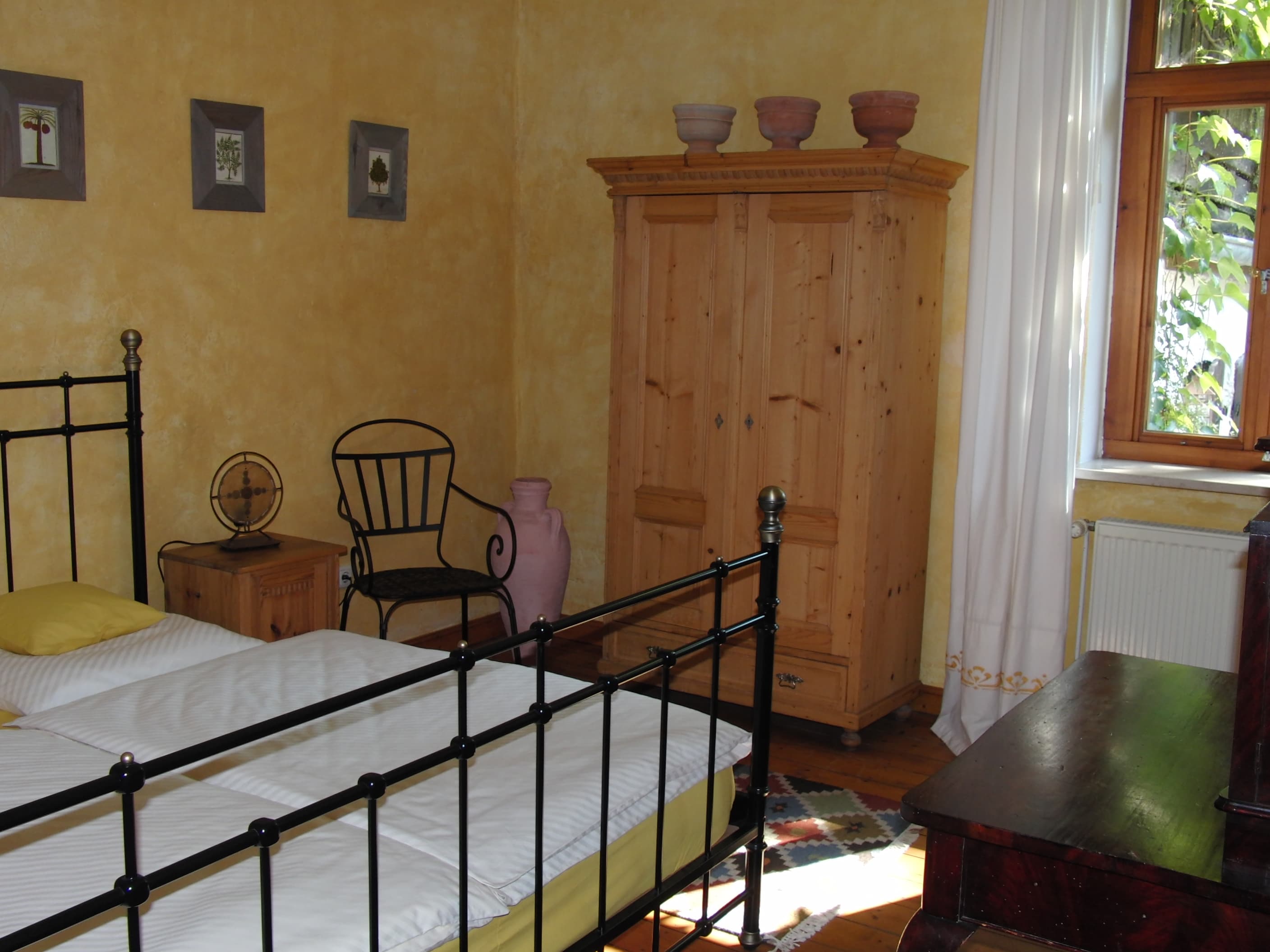 Gelbes Zimmer in der Ferienwohnung Gästehaus EinsA in Celle
