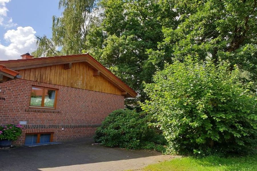 Außenansicht mit Stellplatz des Apartment Heideland in Buchholz