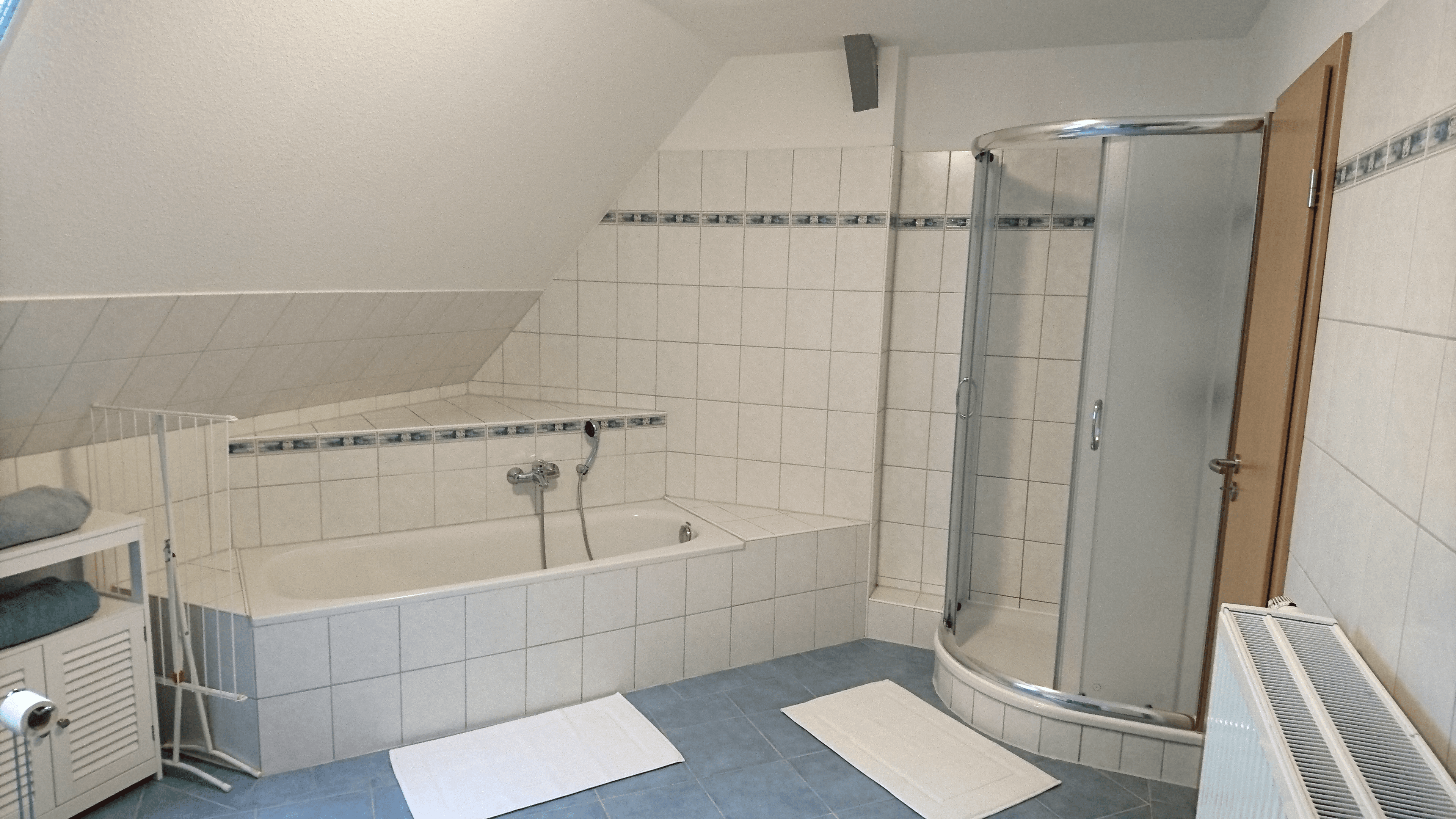 Dusche und Badewanne in der Ferienwohnung "Über dem Stutenstall" in Soltau