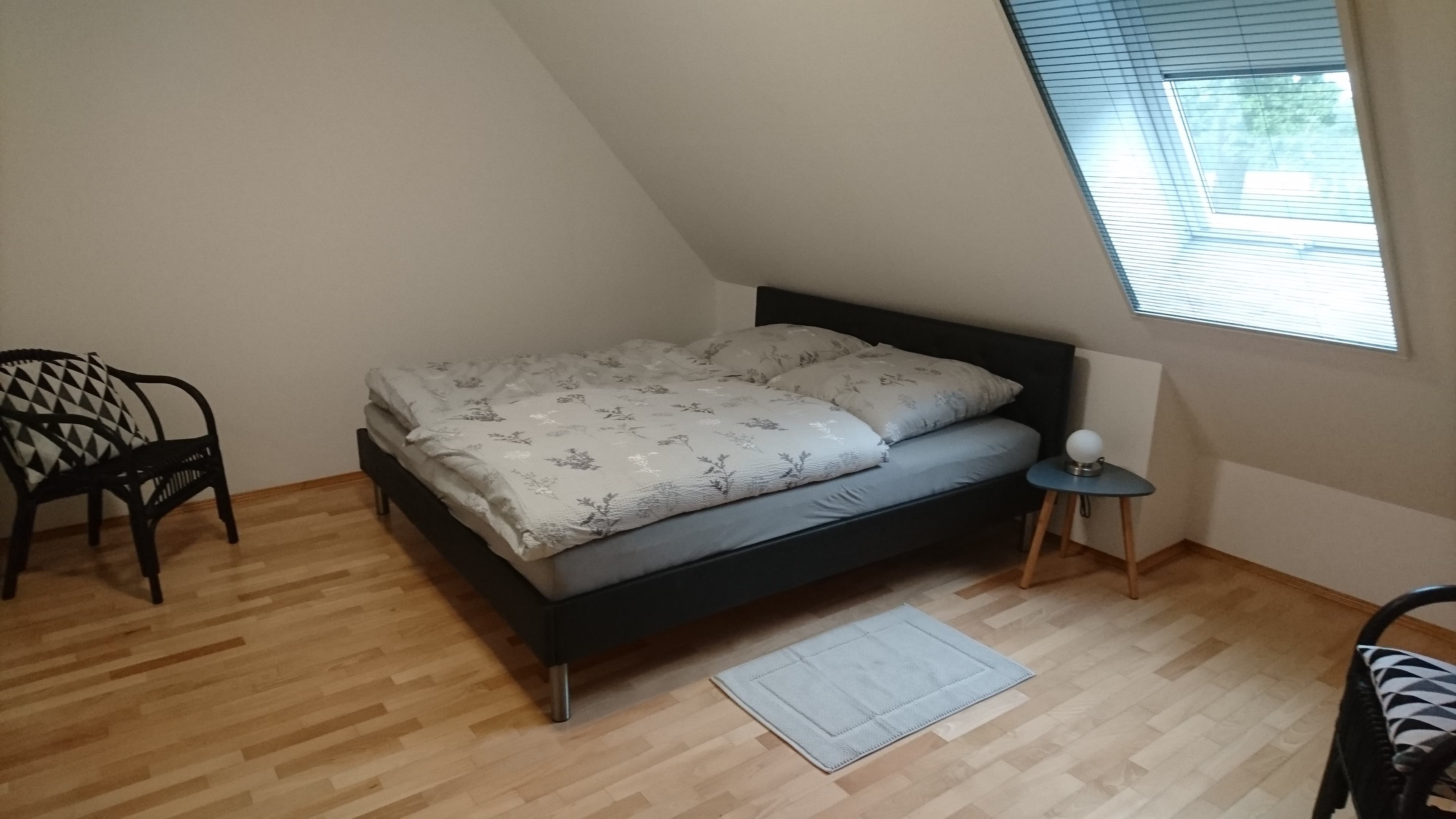Schlafzimmer mit Doppelbett in der Ferienwohnung "Blick auf die Wallachherde" in Soltau