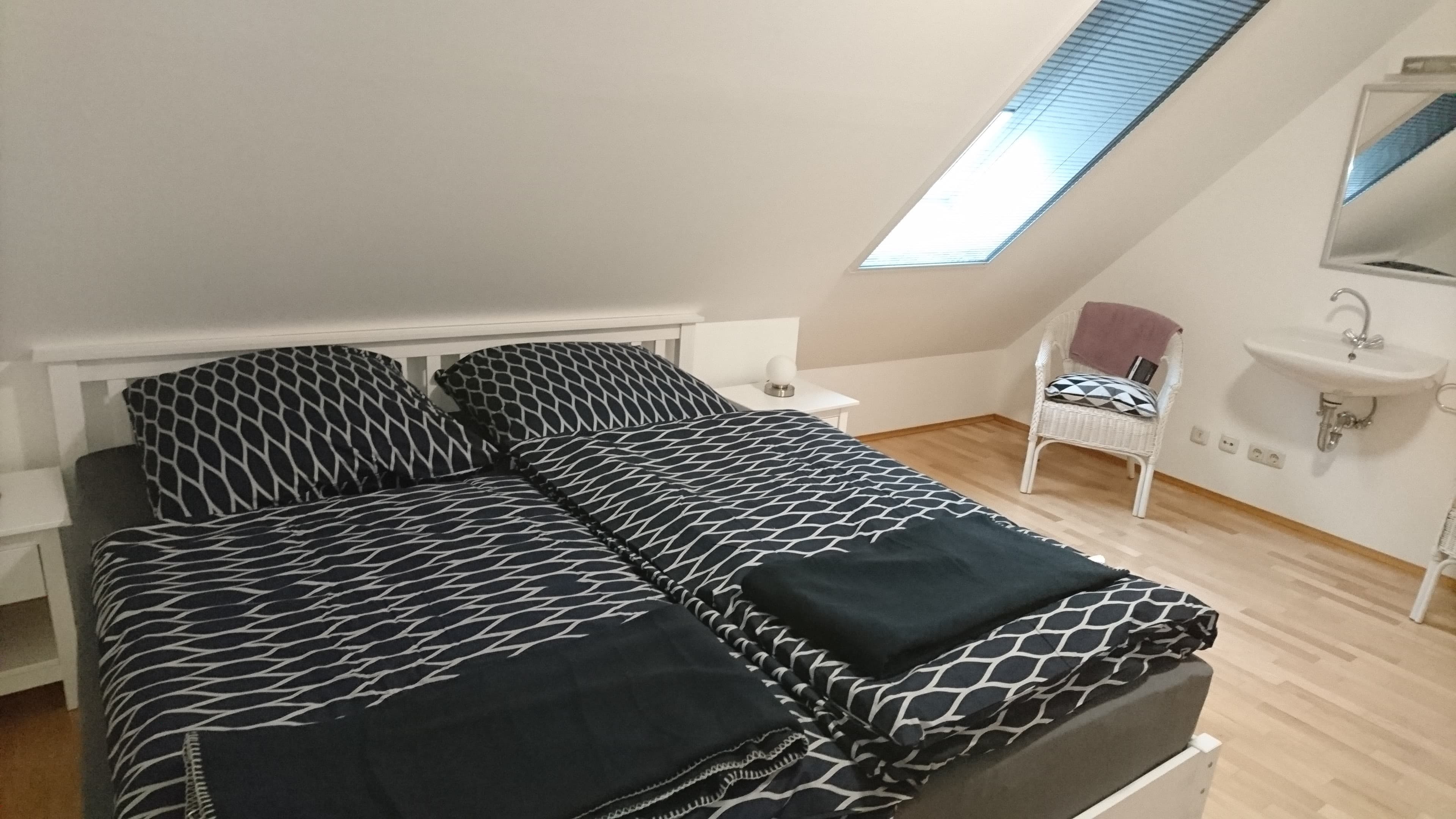 Schlafzimmer mit Doppelbett