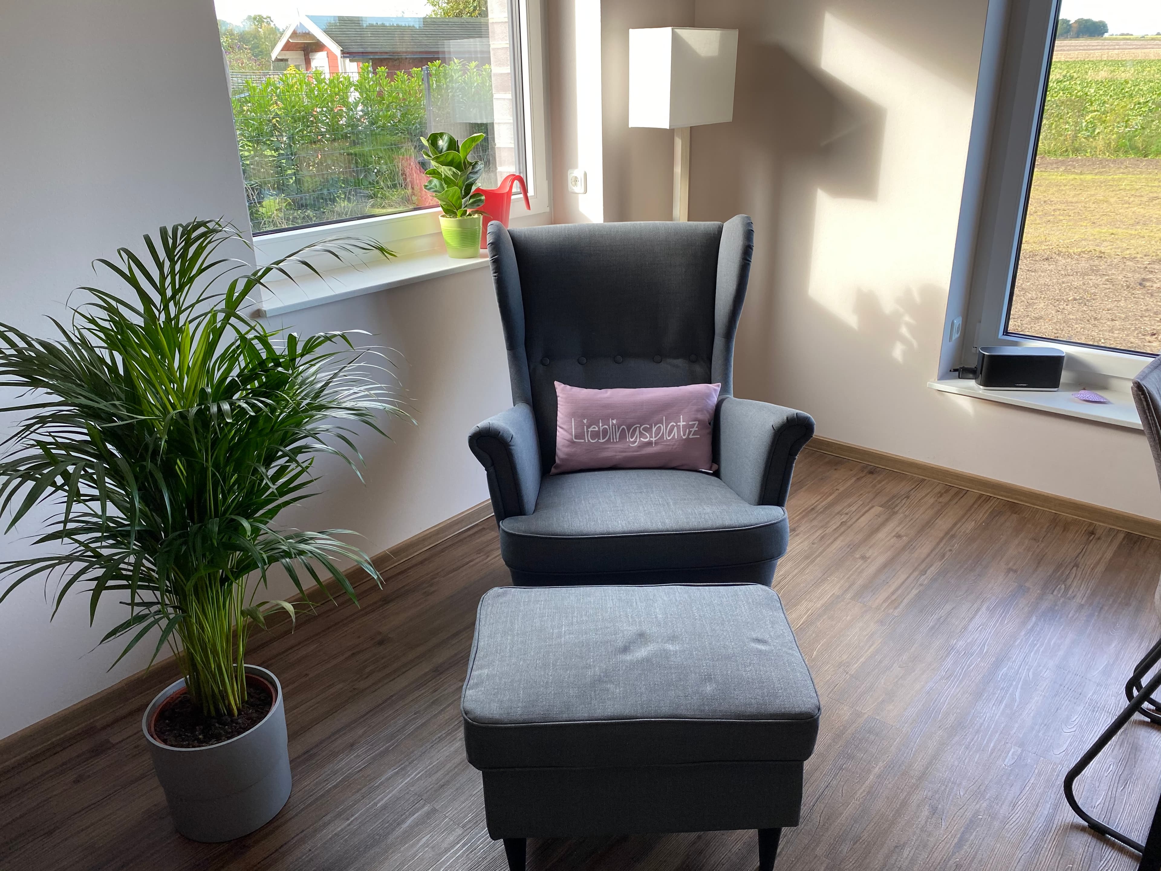 Ohrensessel im Wohnzimmer im Ferienhaus Südheide in Hermannsburg