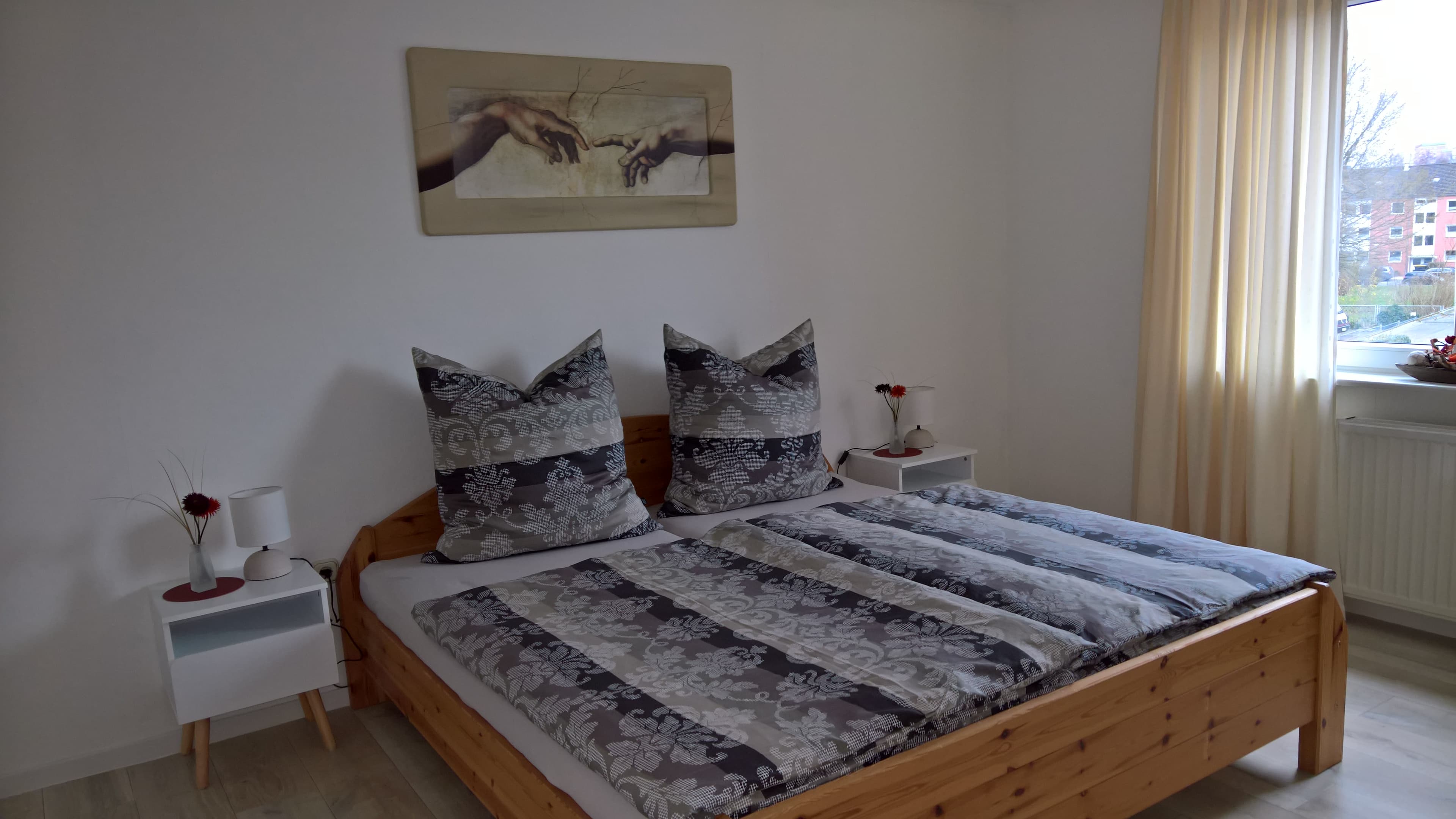 Schlafzimmer mit Doppelbett in der Ferienwohnung Zerbe in Lüneburg
