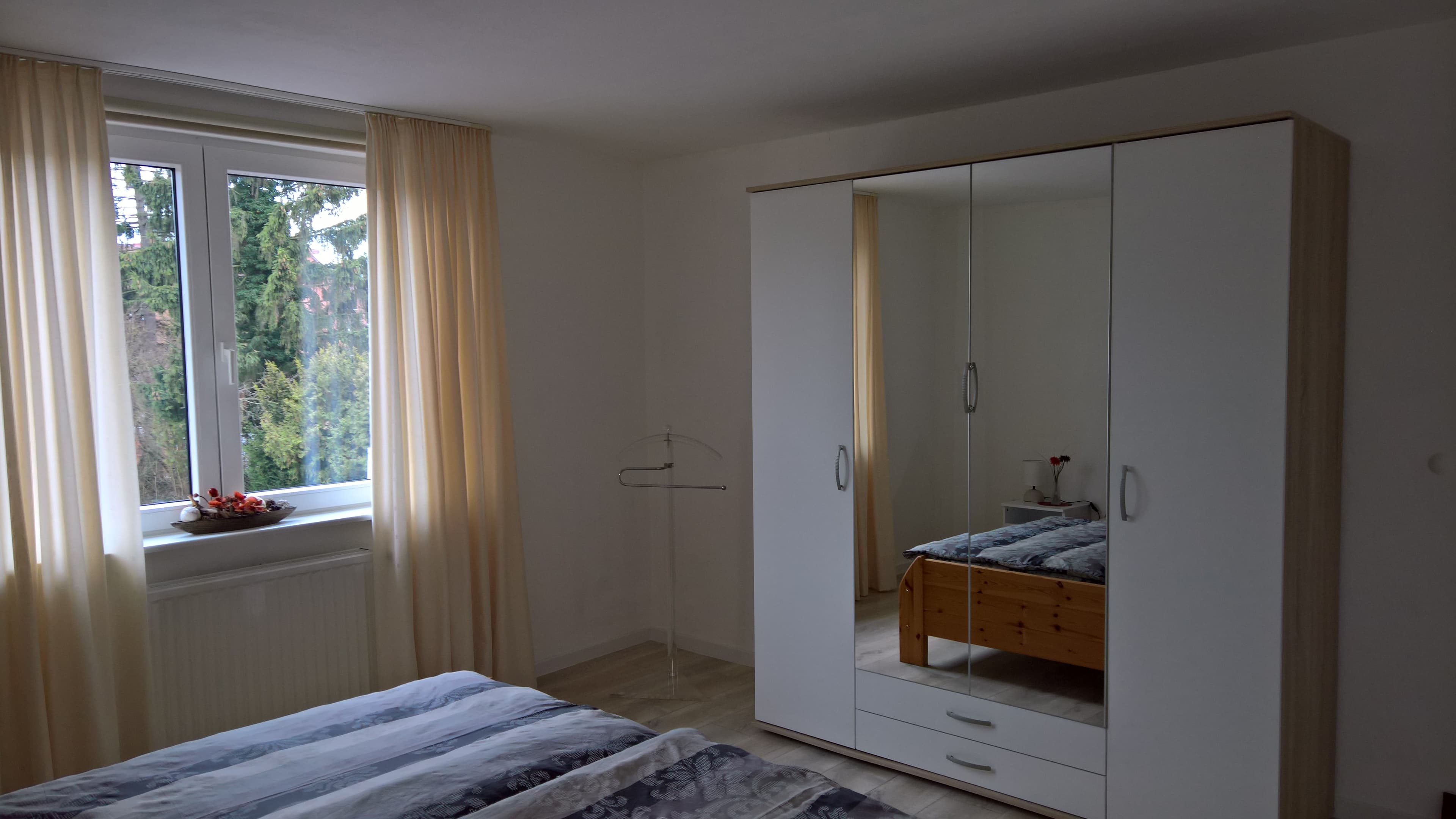 Schlafzimmer mit großem Kleiderschrank in der Ferienwohnung Zerbe in Lüneburg