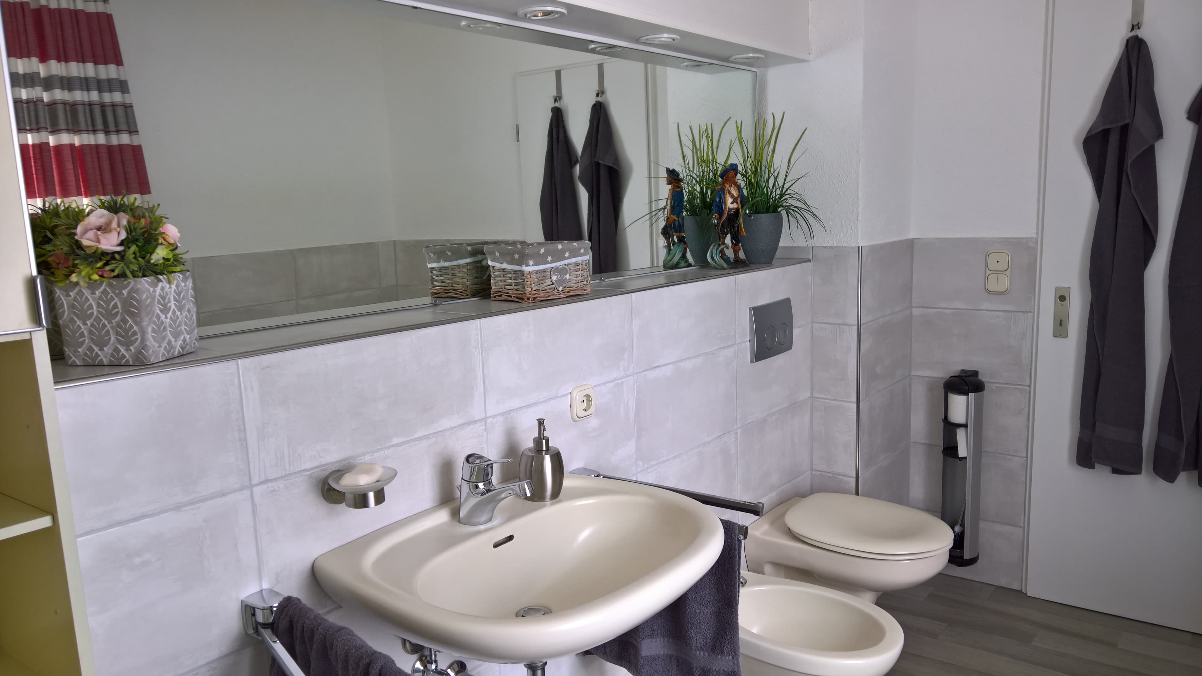 Badezimmer mit großer Spiegelfront in der Ferienwohnung Zerbe in Lüneburg