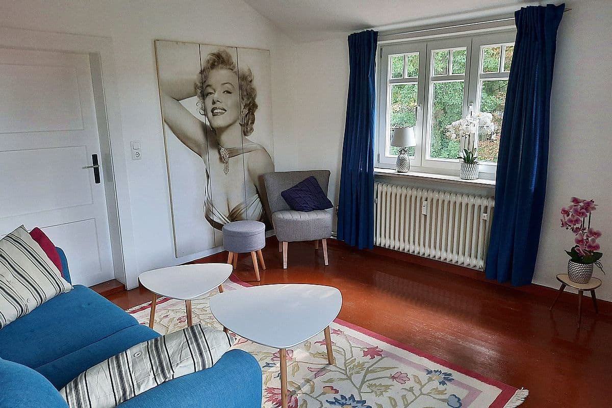 Wohnzimmer in der Ferienwohnung Facettenreich in Bergen
