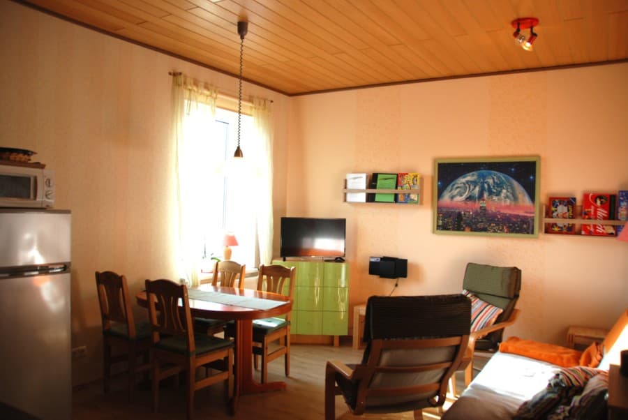 Die Family Lounge im Gästezimmer Hencke in Echem. Ess- und Sitzbereich für die Apartments, zusammen mit dem gelben und blauen Apartment kann man diese auch als Ferienwohnung mieten.