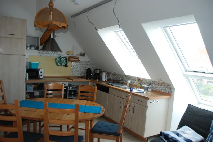 Küchenzeile mit Essgelegenheit in der Ferienwohnung Elbetal des Gästezimmers Hencke in Echem