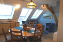 Der gemütliche Sitzbereich in der Wohnküche in der Ferienwohnung Elbetal des Gästezimmers Hencke in Echem