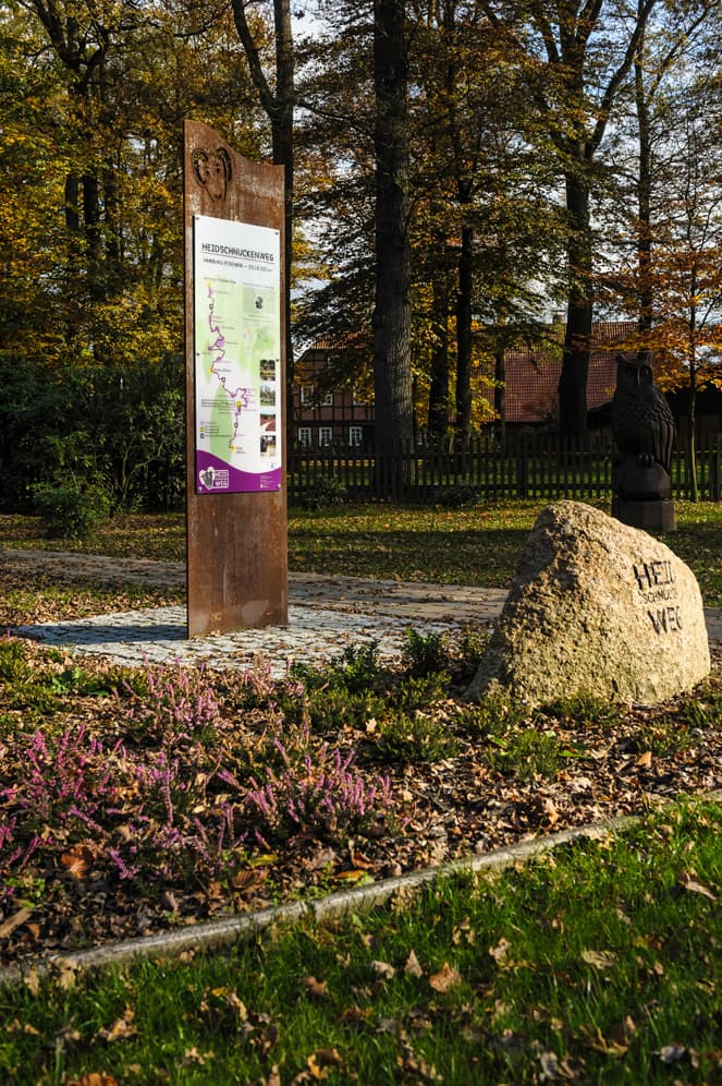 Portal Heidschnuckenweg in Weesen Wandern Beschilderung