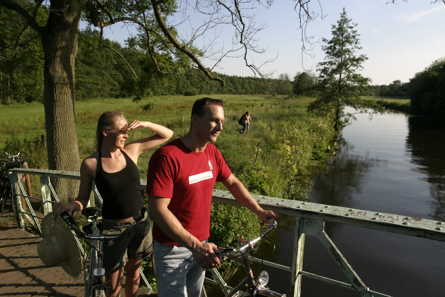 Radfahrer rasten auf der Teufelsbrücke bei Lüneburg