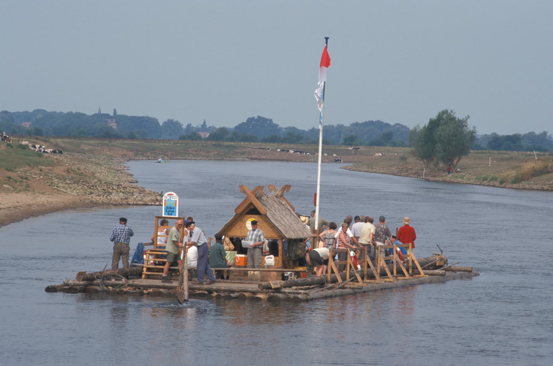 Im Sommer werden die beliebten Floßfahrten auf der Allr angeboten.