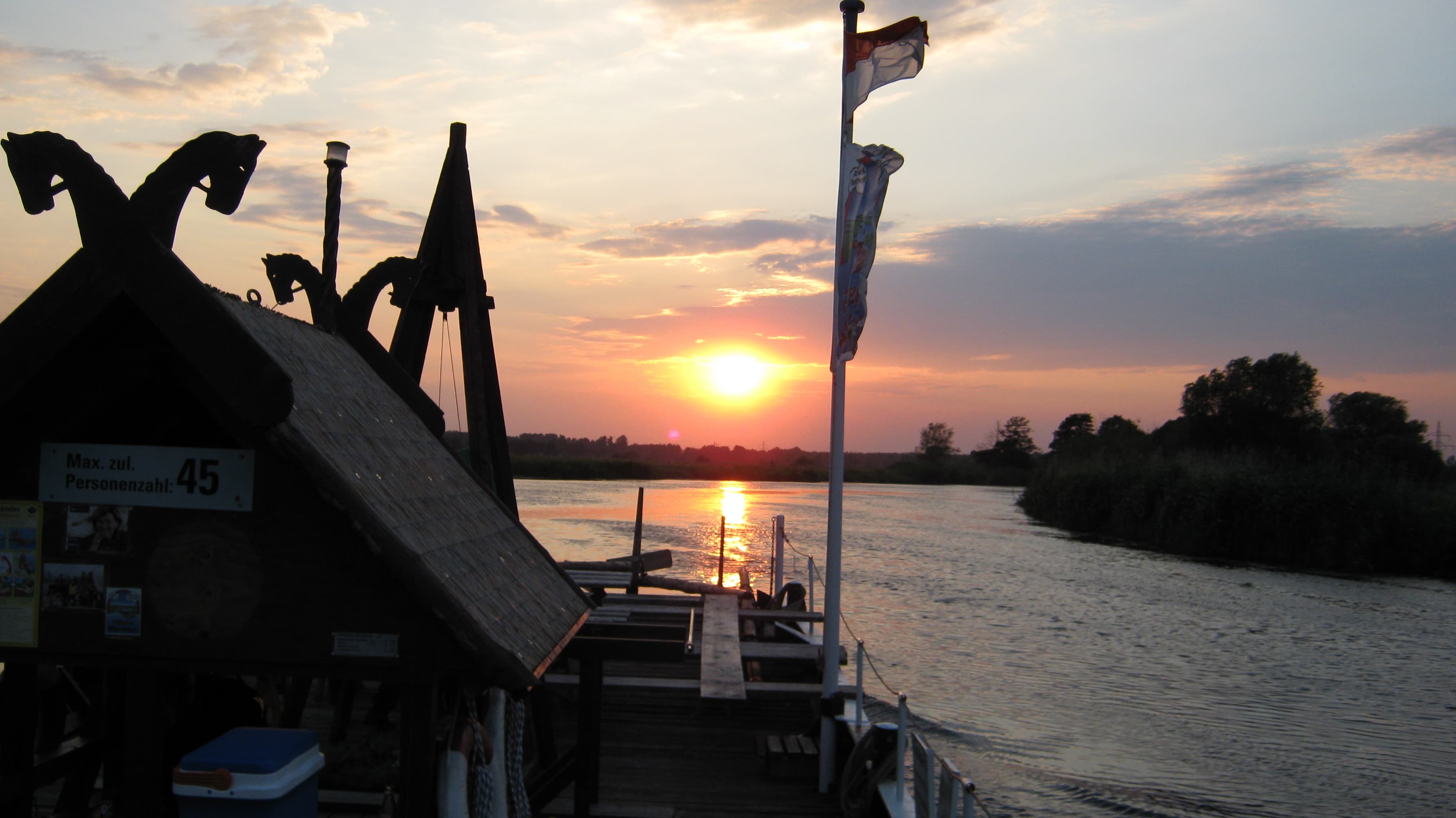 Floß bei Sonnenuntergang 