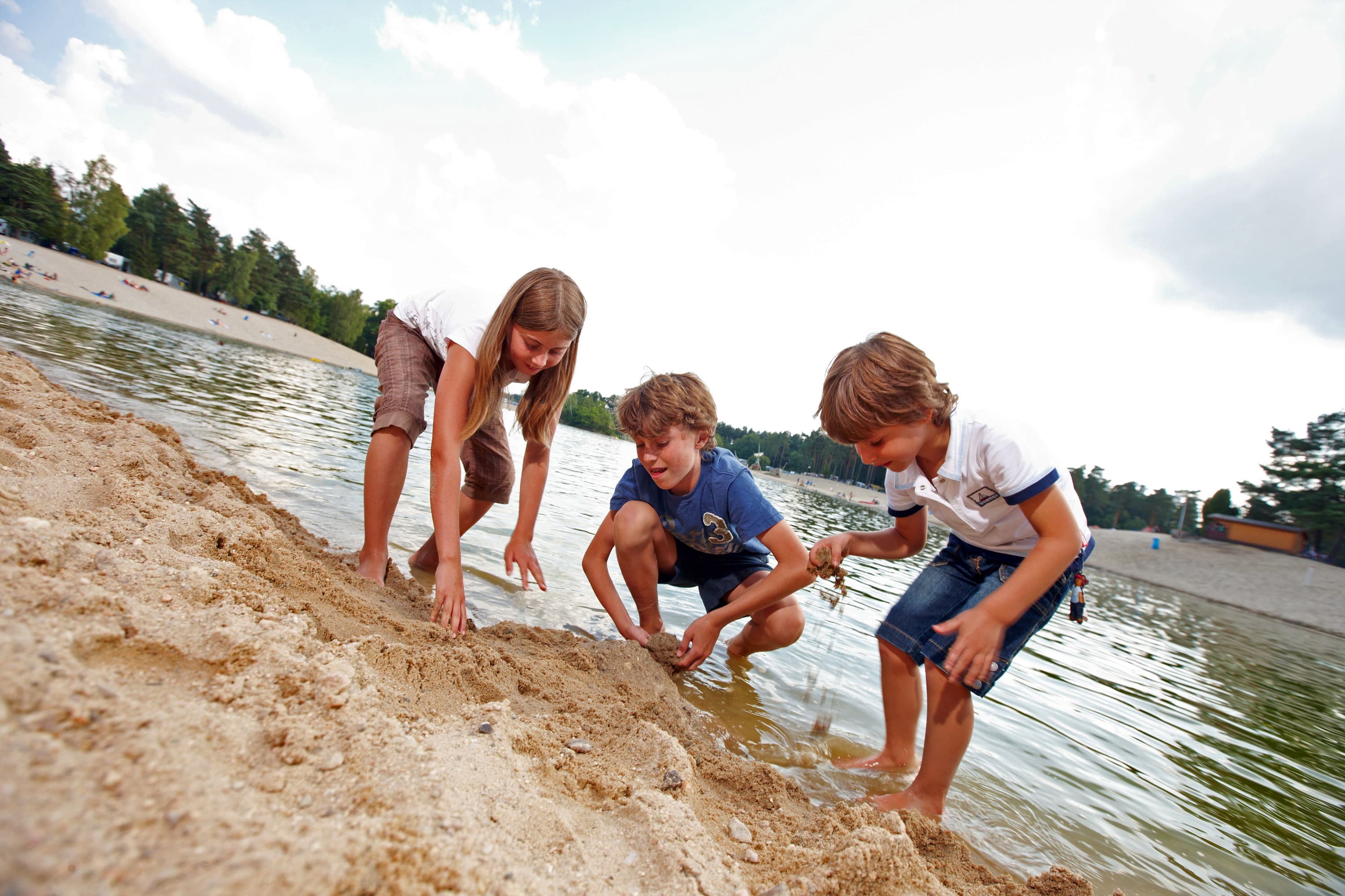 das südsee camp ist ein campingplatz am see in der lüneburger heide