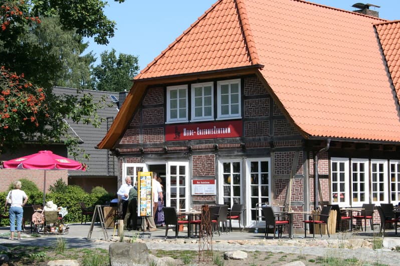 die pflege der heide erfährt man im heide erlebnis zentrum undeloh