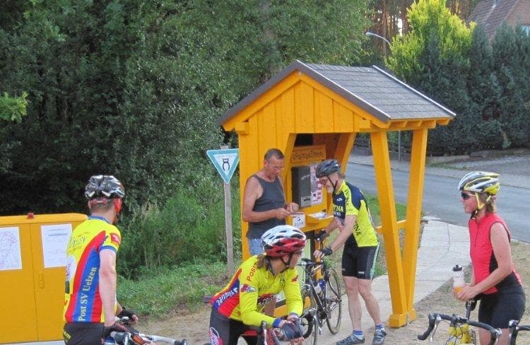 Rennradfahrer am Stopppomat